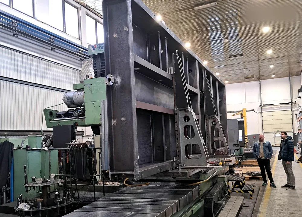 Estrutura mecânica industrial pesada em fabricação